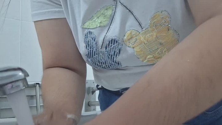Espuma, agua y tentación… mírame lavarme las mano