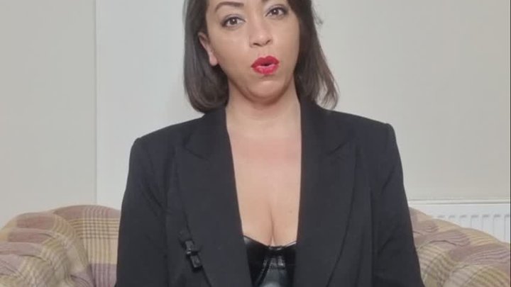 Queen Tricks giving therapy for a Cleavage Gooner
