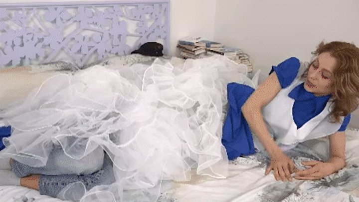 You don't know how to escape under the skirts of the two Alices ! ( MP4 - MOBILE