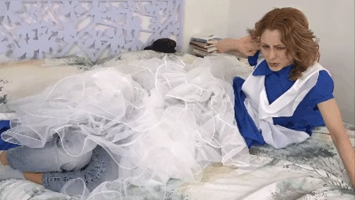 You don't know how to escape under the skirts of the two Alices ! ( 1 PART MP4 -