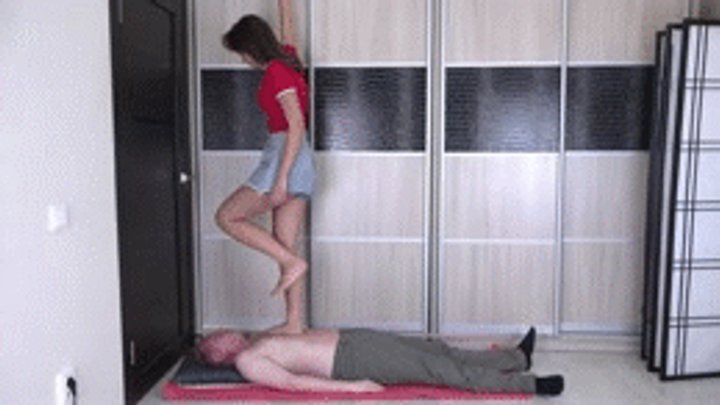 Jill - barefoot trampling 4K