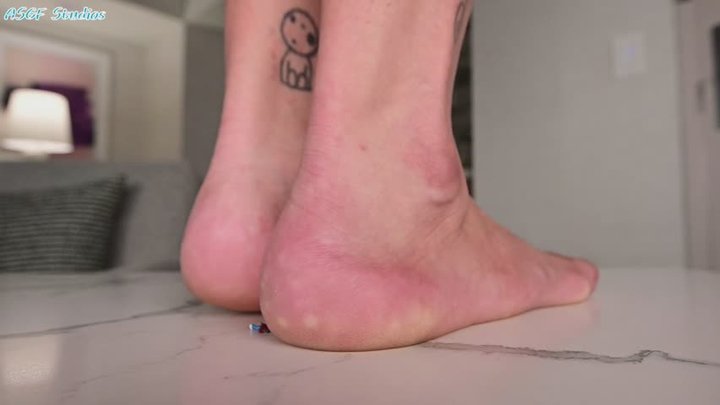 6FT Queen quick crush! Peons under her massive 11s! Part 2 - MOV