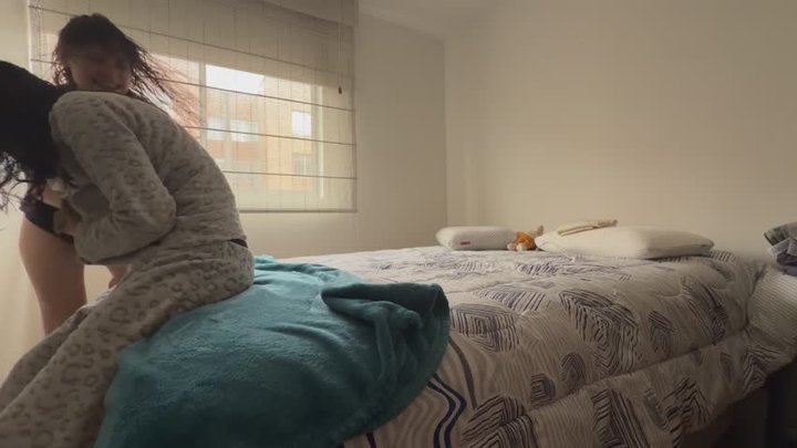 Luchando fuertemente contra mujer