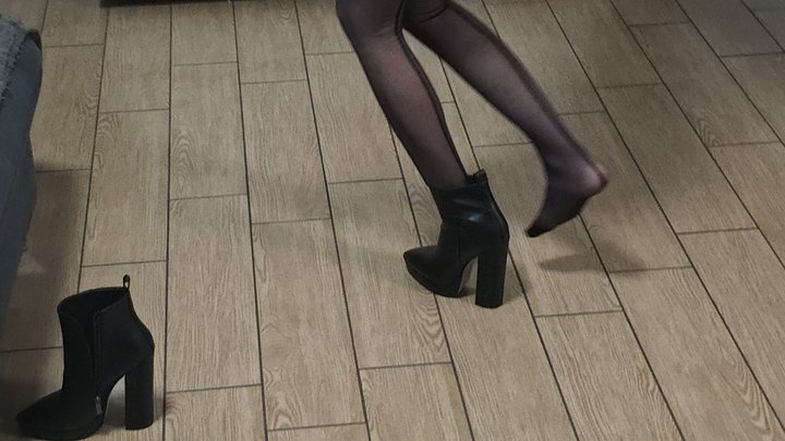 Annika questa volta nei panni di una ragazza che deve incontrare una sua amica m