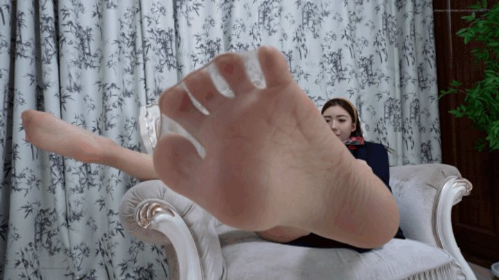 Beautiful Asian girl Xiaoli shows her sexy flexible little feet127 HD