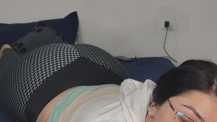 My vibrating farts in my big ass with my tight leggings