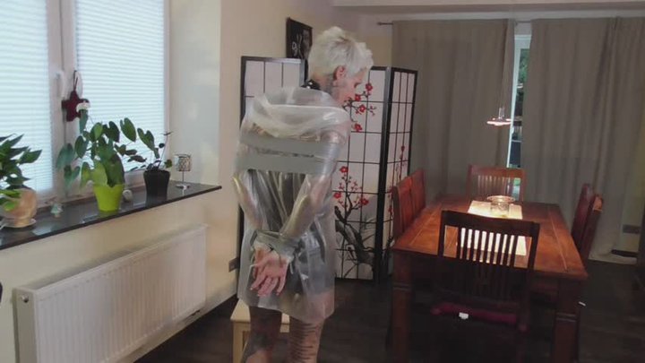Miss Francine wird in einem knappen Lackoutfit und einem transparenten Regenmant