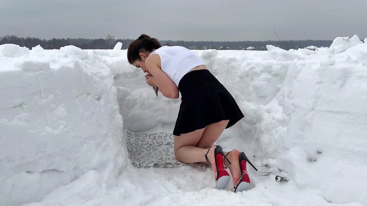 Hard shivering, feet in snow, frozsen feet, frostbitten feet, goosebumps skin, t