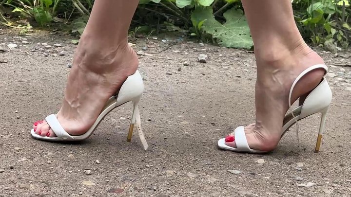 Walking in small shoes, girl with big feet trying to walk in small high heels sa