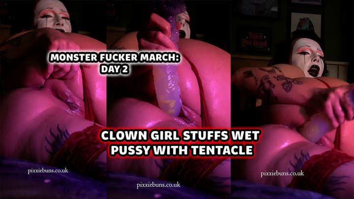 CLOWN GIRL STUFFS WET PUSSY WITH TENTACLE