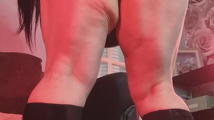BBW MILF STRIPTEASE WEARING LEATHER BODYSUIT BARE LEGS & BOOTS SHAKING THAT BIG 