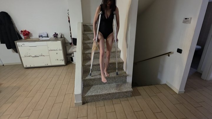 Miss Annika dopo l'incidente al parco dove si e procurata una distorsione è cons