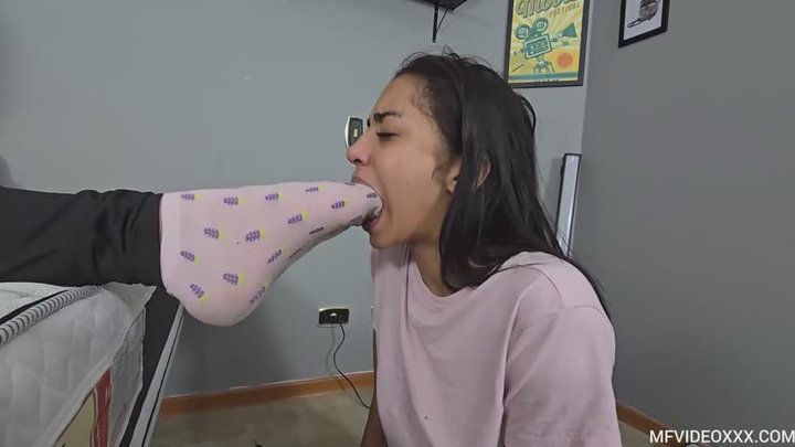 SWALLOW MY FEET WITH SOCKS ON - VOL #674 - MISTRESS FERNANDA SILVA - NEW MF MAR 