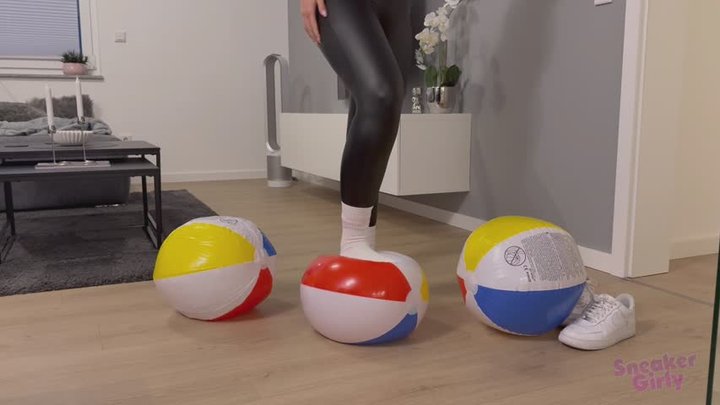 Sneaker-Girl Mia Moon - Fun with Big Beachballs