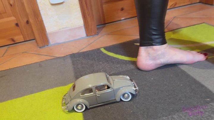 Sneaker-Girl Akira - Oldtimer Toy Car Crush