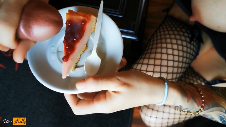 Milf eat a Cheescake with cum topping