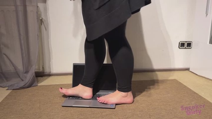 Sneaker-Girl Ella - Notebook Crush Barefoot