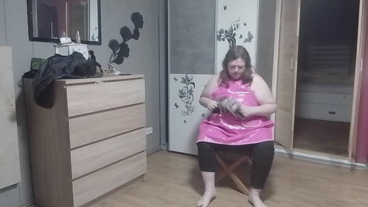 Putting on my Shiny Rubber Apron – Latex & Rubber Fetish Tease