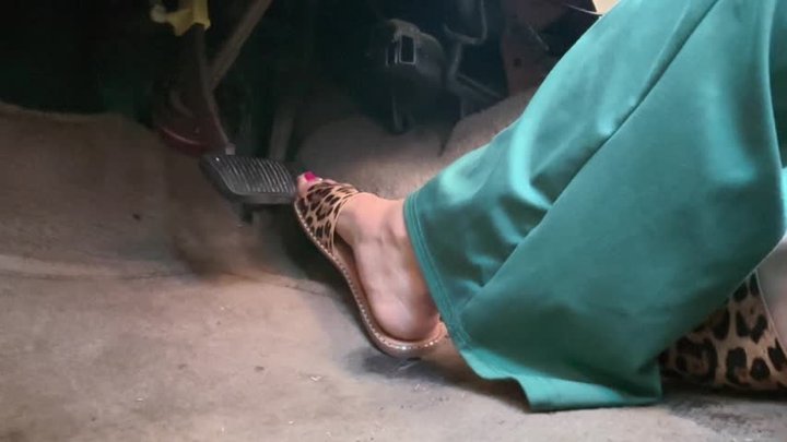 Sunday Drive in Leopard Print Sandals