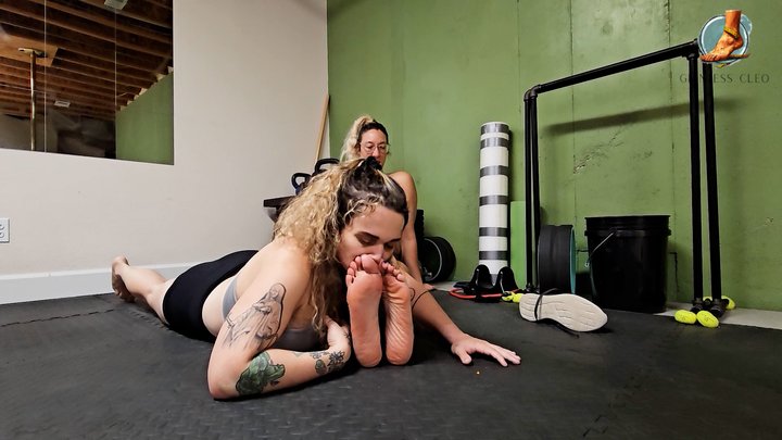 Nancy Thompson Smells My Sweaty Feet After the Gym Featuring Giantess Cleo