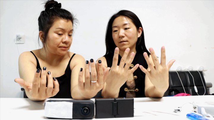 4K ERER LELE shows off his hands