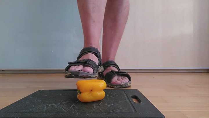 Crushing yellow bell pepper