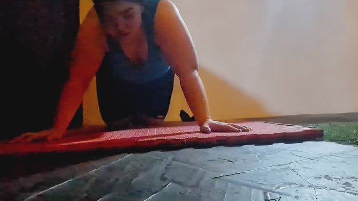 “Sexy Workout: Sudando y Moviendo mi Cuerpo para Ti