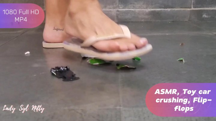 Crushing the doormat toy with a wooden spoon 1080 FHD