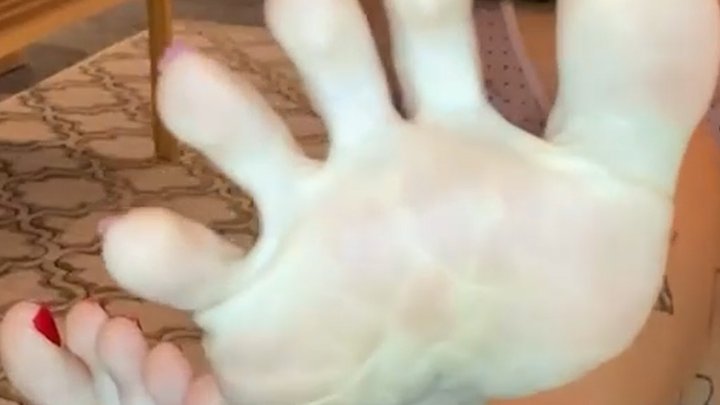 Segati con i miei piedi e le mie tettone!