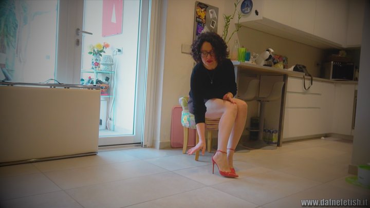 Cloe: l'agente immobiliare e i suoi tacchi da urlo - Cloe: estate agent in beaut
