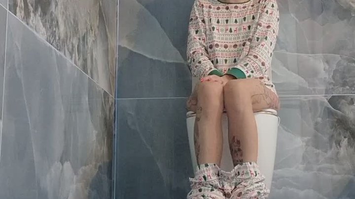 Embarrassing Bathroom Moment – Nose Picking Chat On the Toilet and Digging for G