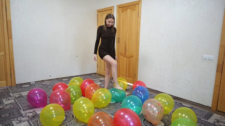 Jenny popping barefoot **4K**