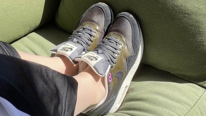 Playing with my Nike Air Max 1 Anthracite Black Club Pink