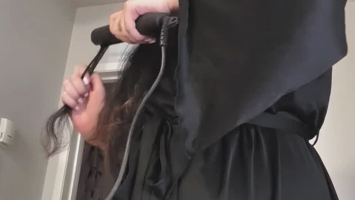 Pumping My Pussy While I Do My Hair!