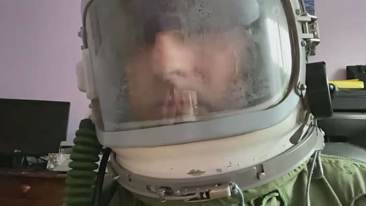 Avec casque à hublot