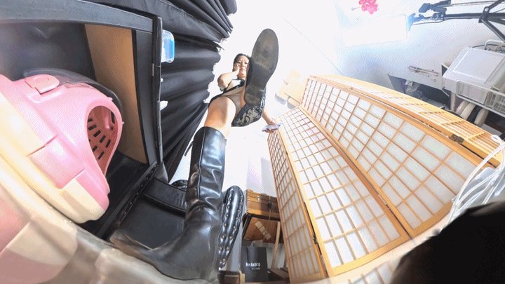 The prisoner on the sole of VR360 MARTINA's boots 1