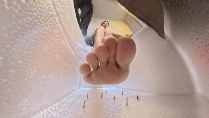 8KVR360 MARTINA The giant steps on the tiny dwarfs beneath the water surface