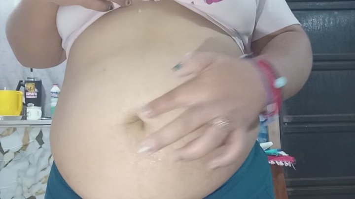 Juego de saliva con mi panza y mi ombligo.