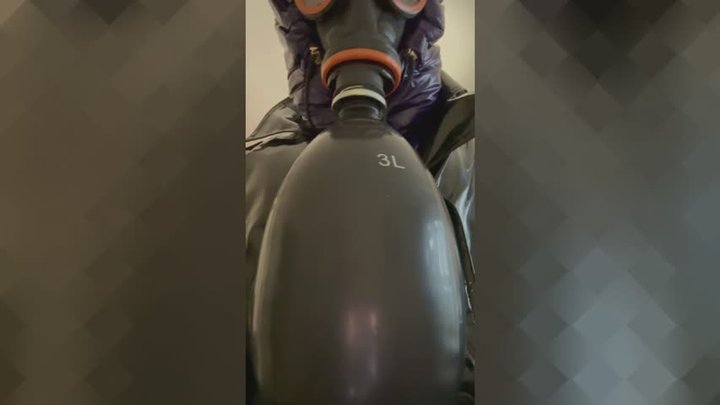 Prêt pour un orgasme avec masque à gaz et sac. Equipement complété par un imperm