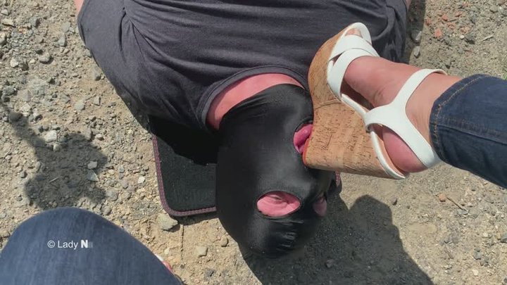 sucking on dirty wedge soles