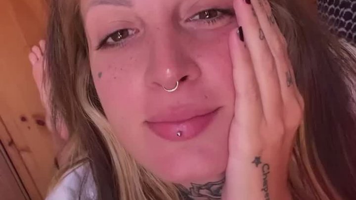 Devi adorare i miei piedini da bravo schiavetto devoto!