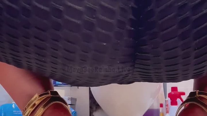 Giant Brazilian Ass Like The Sun: Bundha Cleans Her Throne