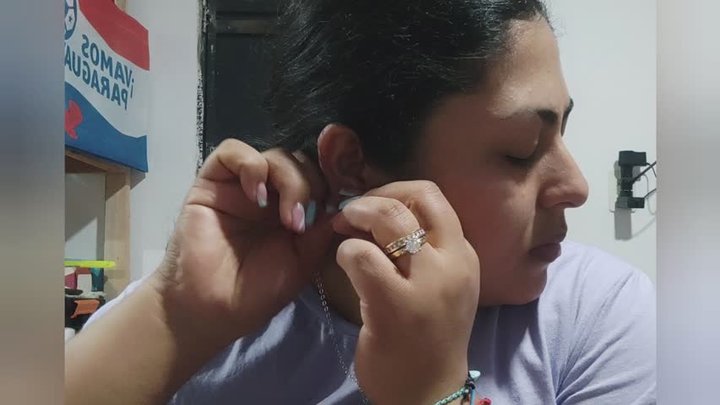 Mi oreja en primer plano, cambio de aretes