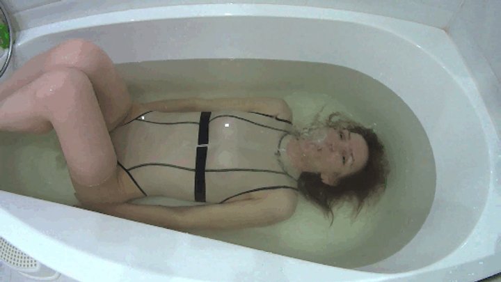 M HOLD BREATH IN HOT BATHTUB AND SEXY BUBLES UNDERWATER 6UF