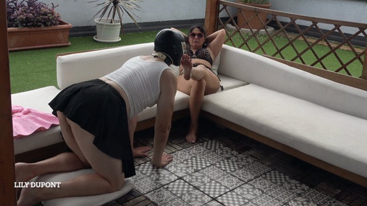 LILY DUPONT : I CRUSH THE FOOD AND YOU LICK MY FEET