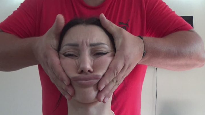 distorts her face M