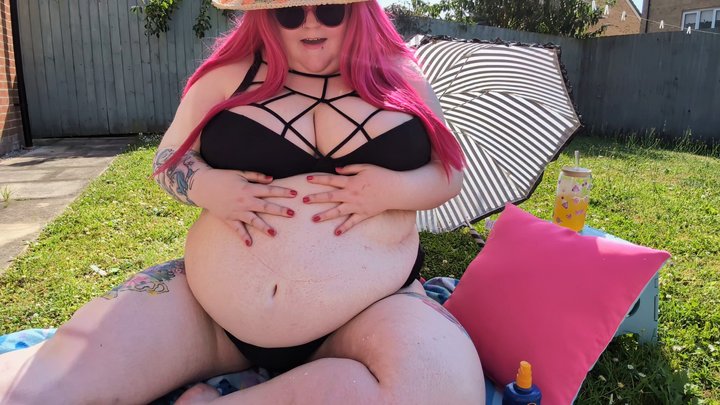 SSBBW sunscreen struggles! Sunbathing BBW Daisy puts sun lotion on in too tight 