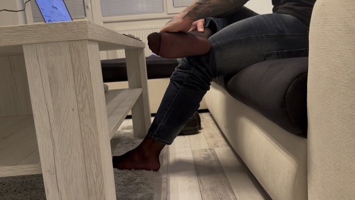 My itchy Athlete’s Foot at the Office Desk: Squirming, Scratching My Soles & Toe
