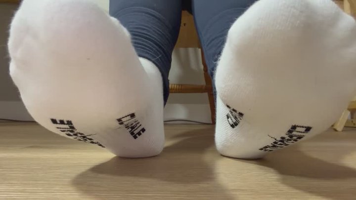Sugargirlx2 Teases With Her Feet