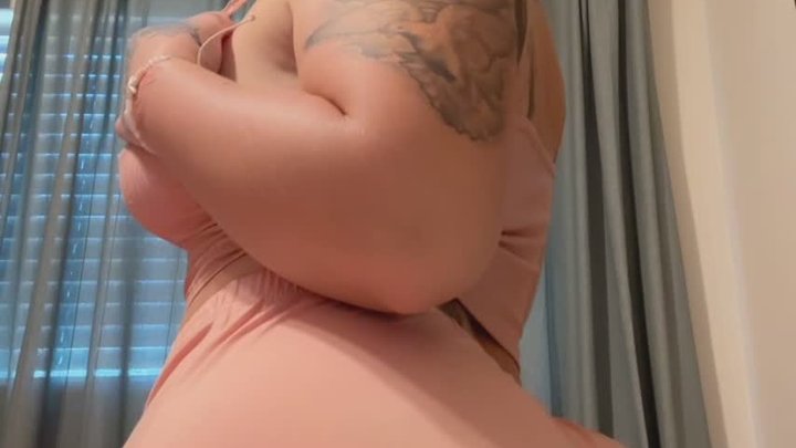 Juicy FARTS blowing out this juicy Ass!!